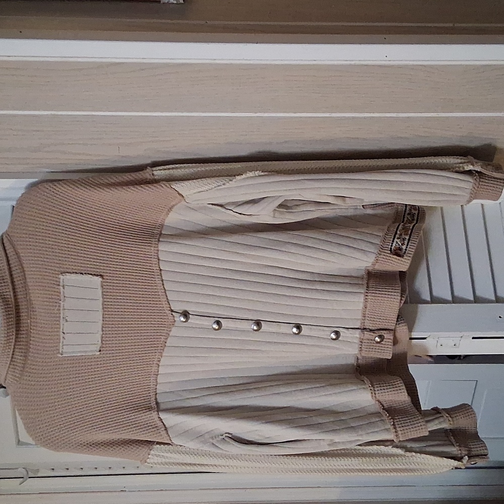 POL Textured Knit Cardigan in Beige and Cream - Picture 2 of 3